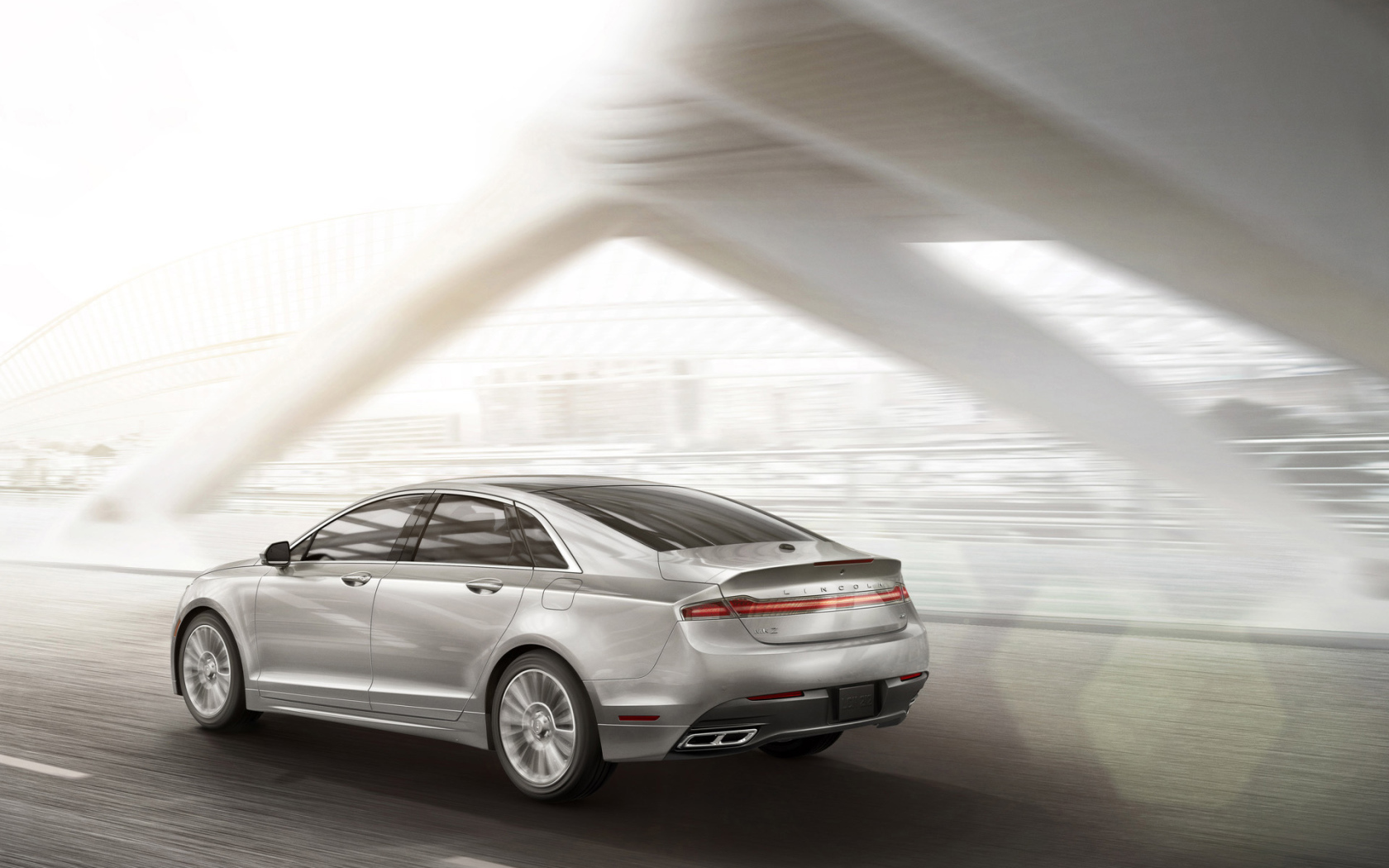 Автомобиль Lincoln MKZ на дороге