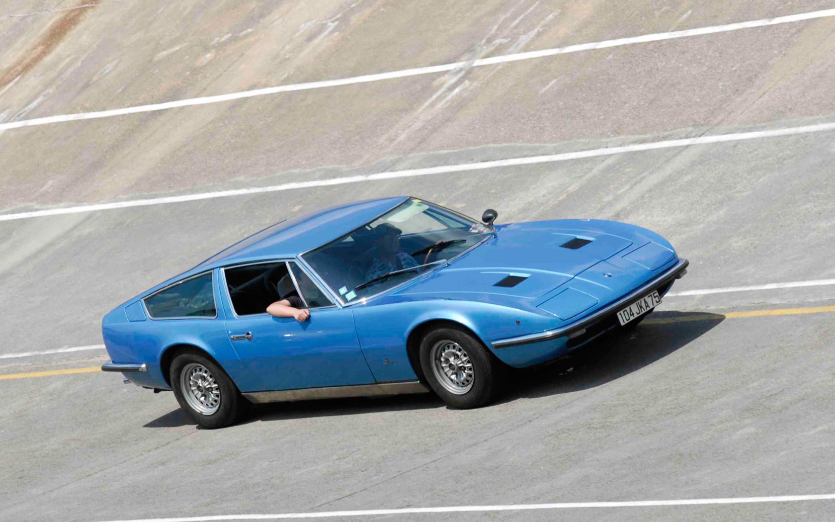 Красивый автомобиль Maserati Indy