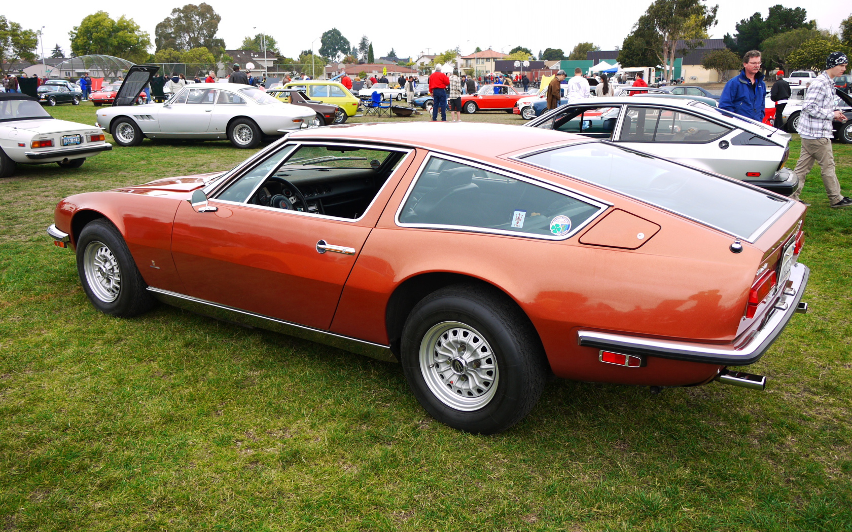 Красивый автомобиль Maserati Indy в Москве