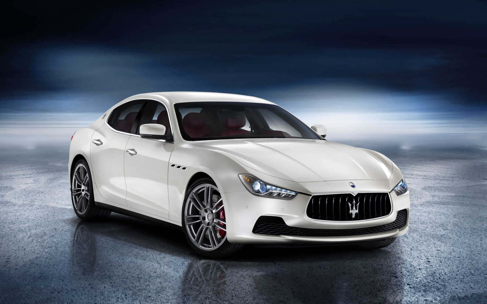 Автомобиль Maserati Ghibli на дороге
