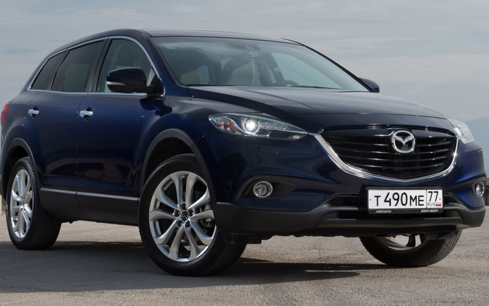 Красивый автомобиль Mazda CX 9 в Москве