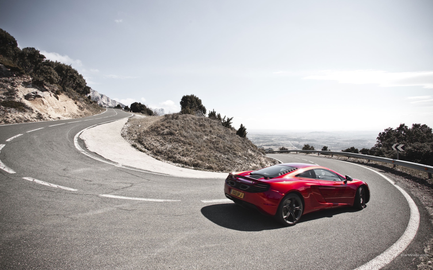 Автомобиль на горной дороге