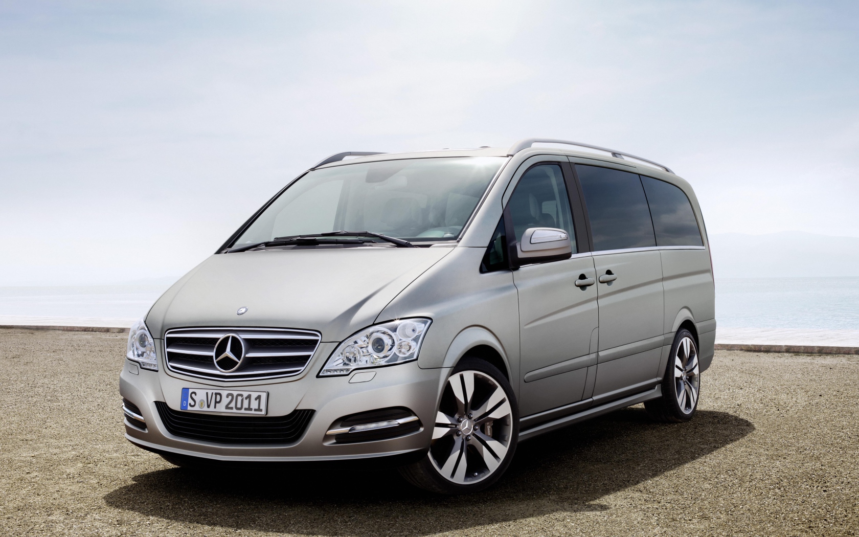 Автомобиль марки Mercedes модели V-Class 2014