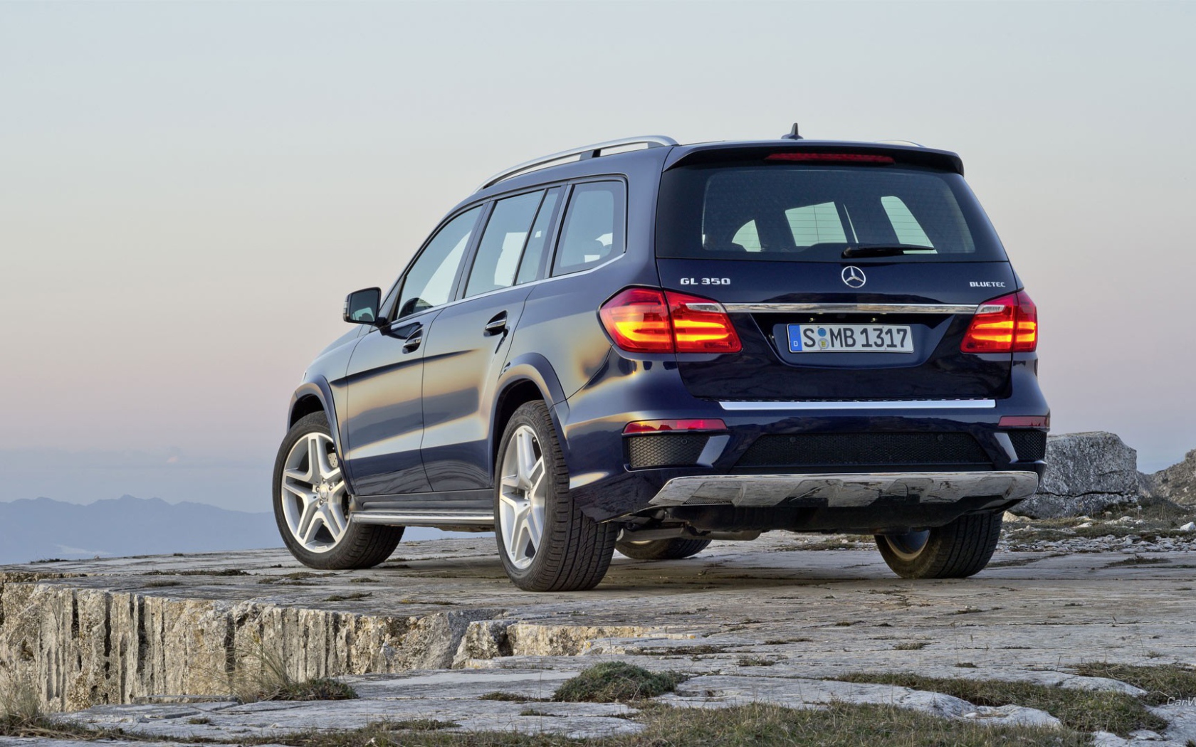 Синий мерседес в горах