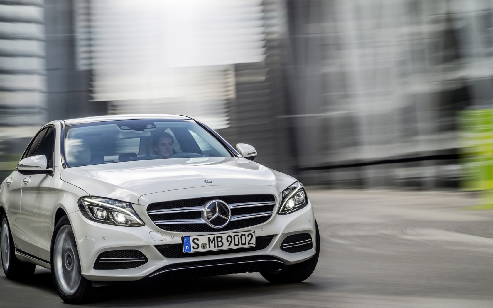 Автомобиль Mercedes C-Class 2014 на дороге