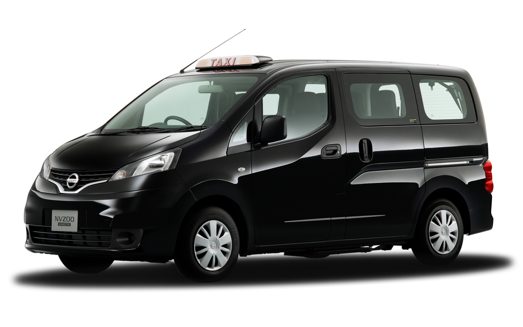 Красивый автомобиль Nissan NV200