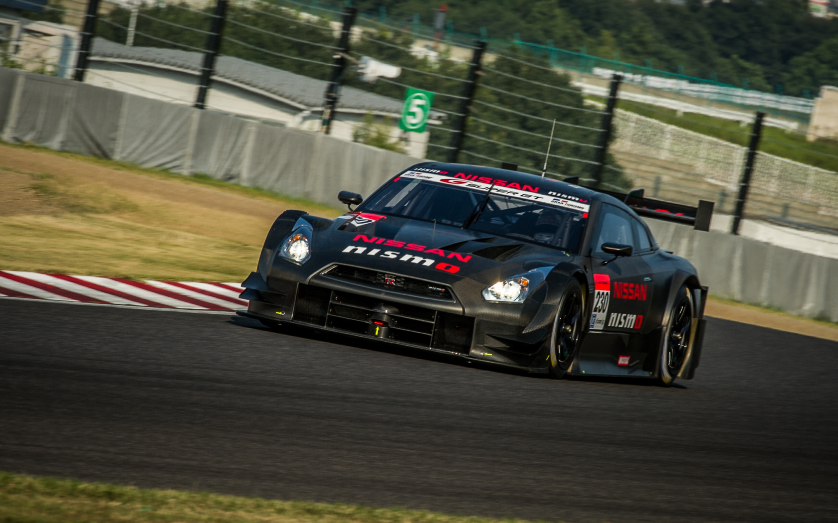 Автомобиль Nissan GT-R Nismo 2014 на дороге