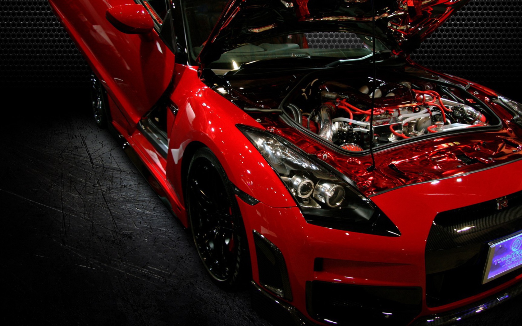 Ниссан с открытым капотом