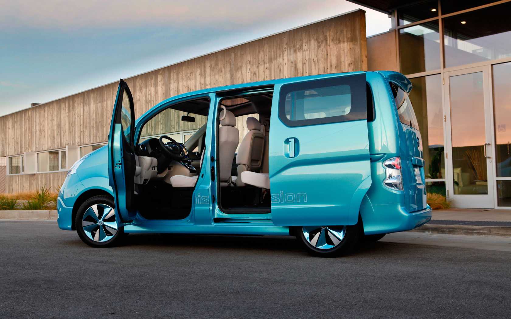 Новая машина Nissan NV200