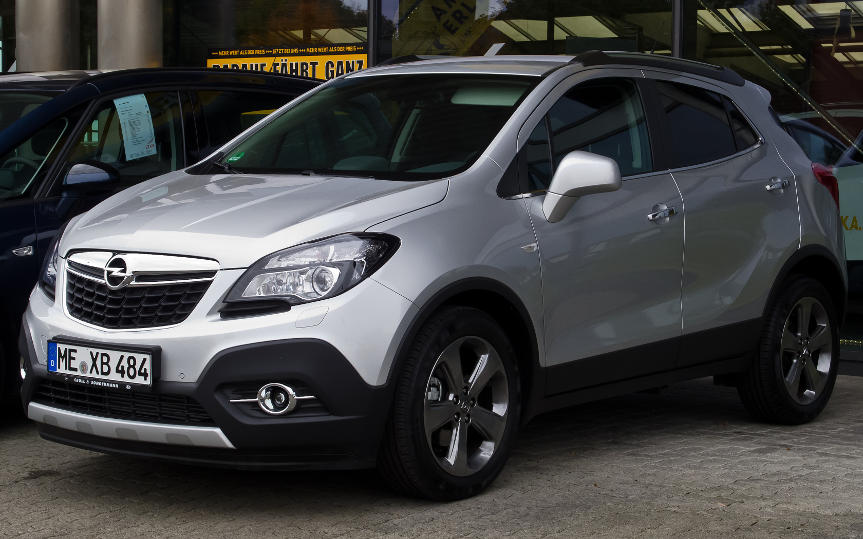 Красивый автомобиль Opel Mokka в Москве
