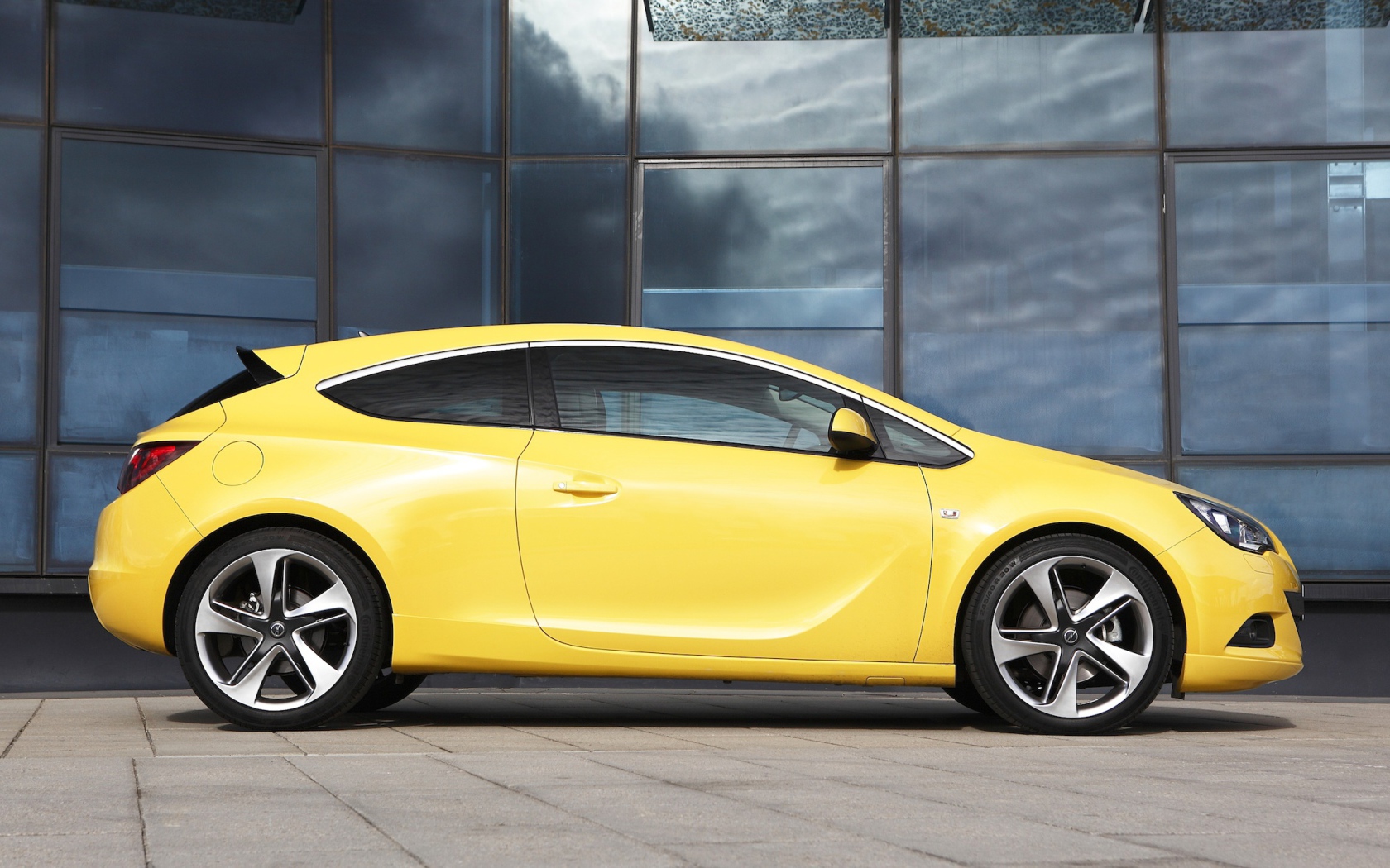 Автомобиль марки Opel модели Astra GTC 2014
