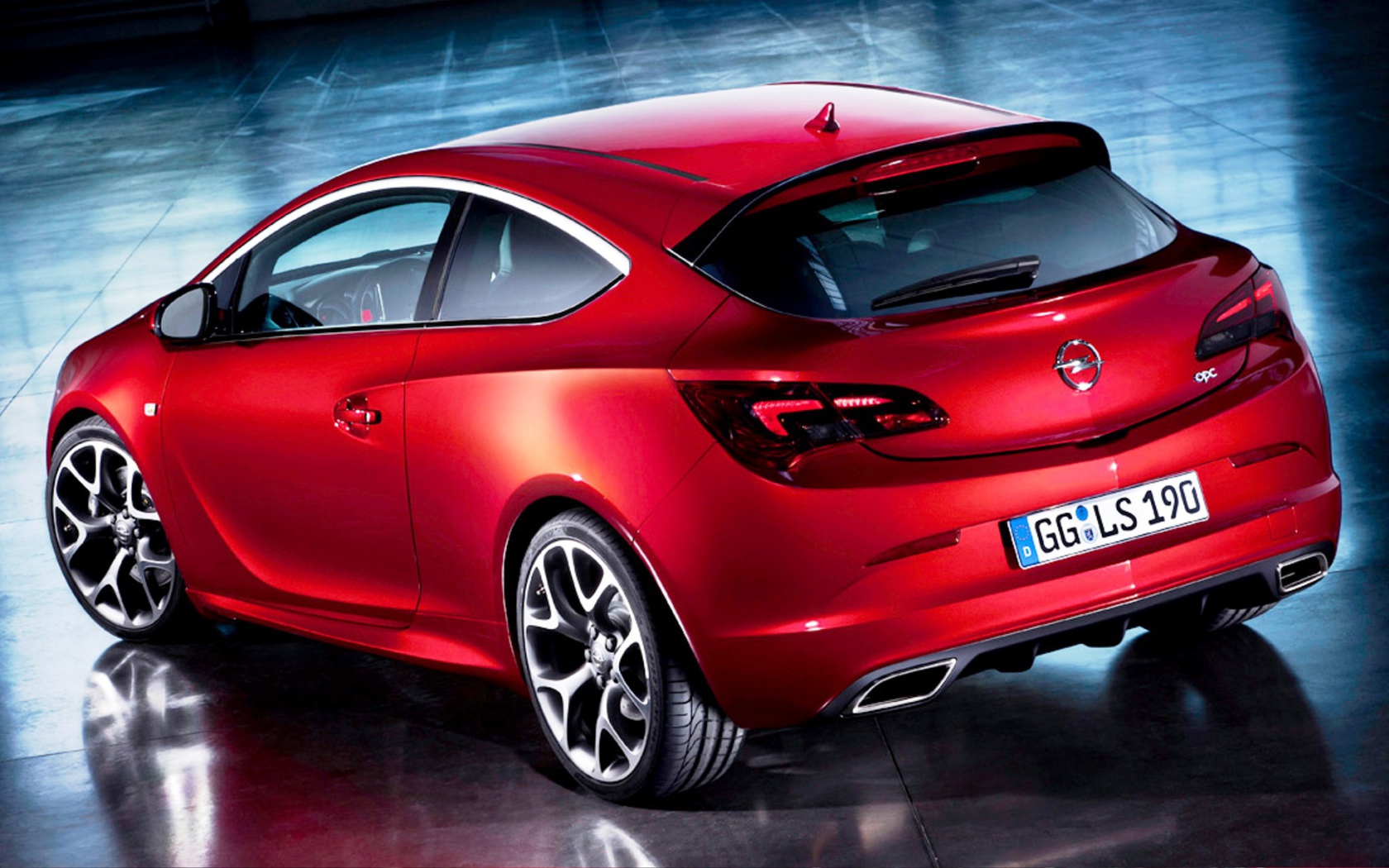 Автомобиль Opel Astra GTC 2014 на дороге
