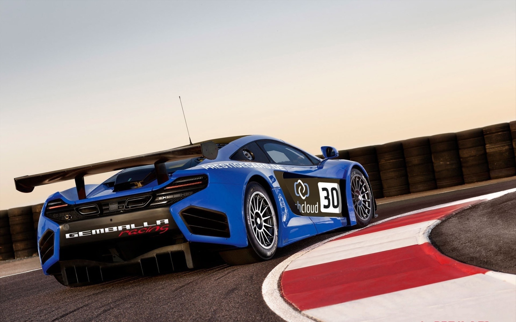 Суперавтомобиль на повороте