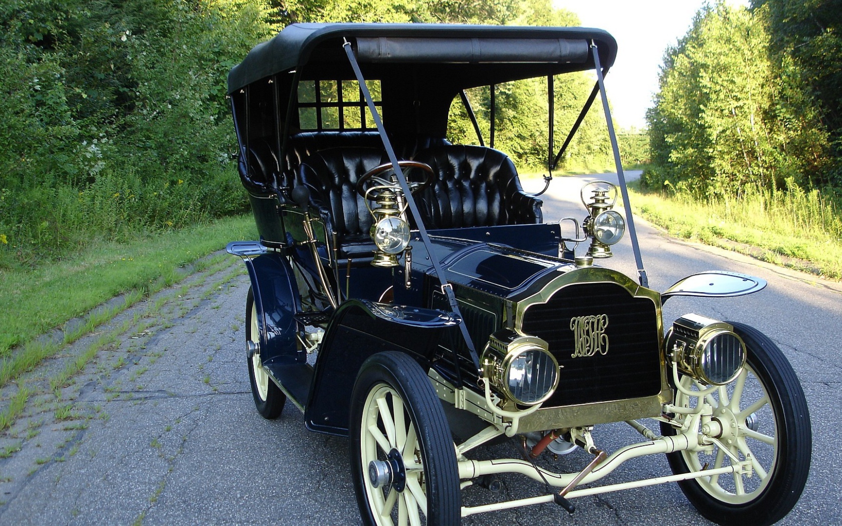 Старинный автомобиль