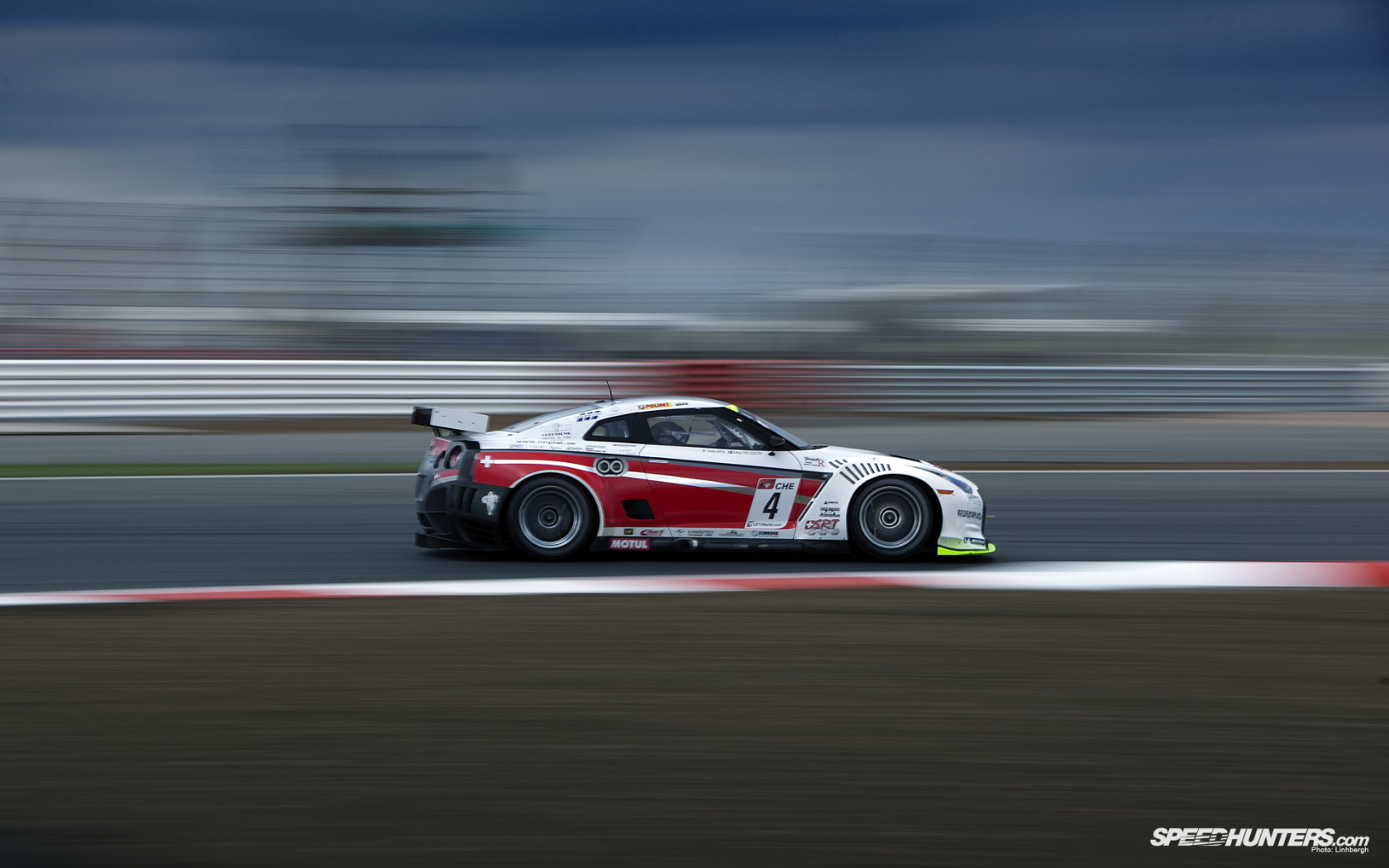 Гоночный автомобиль на скорости