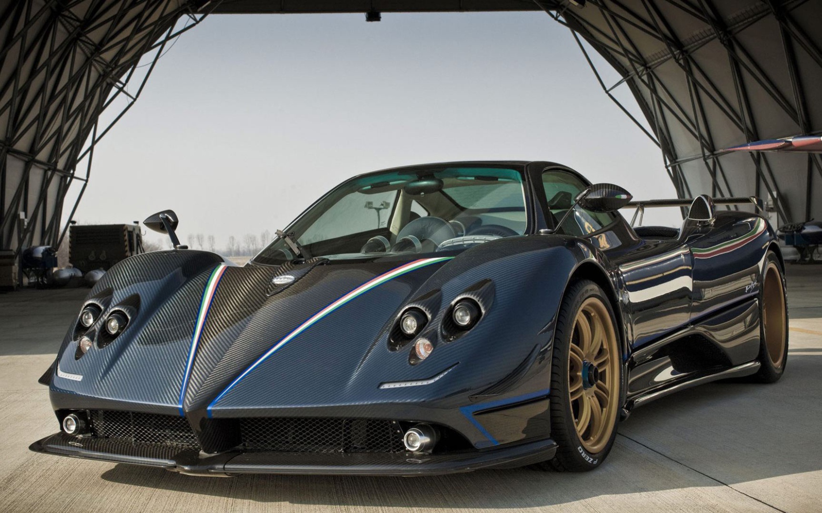 Красивый автомобиль Pagani Zonda