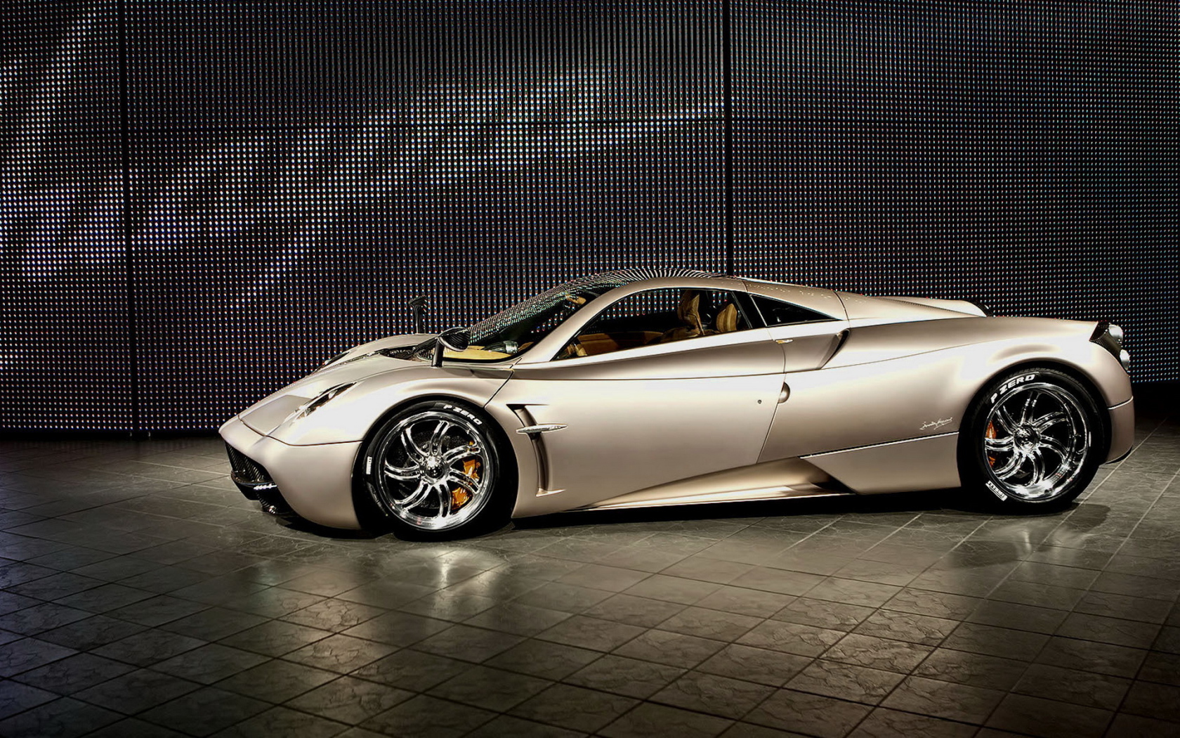 Автомобиль марки Pagani модели Huayra