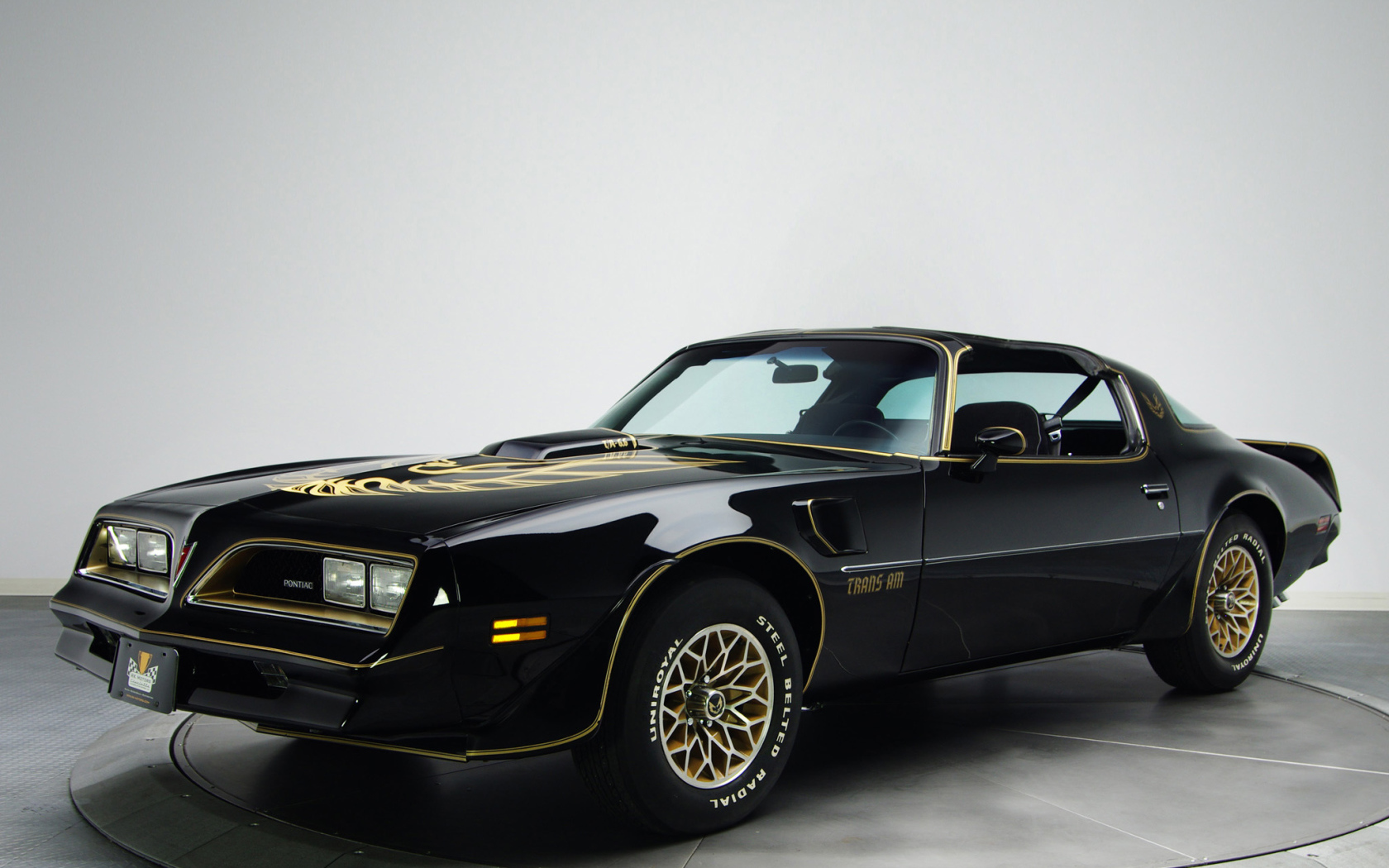 Красивый автомобиль Pontiac Firebird