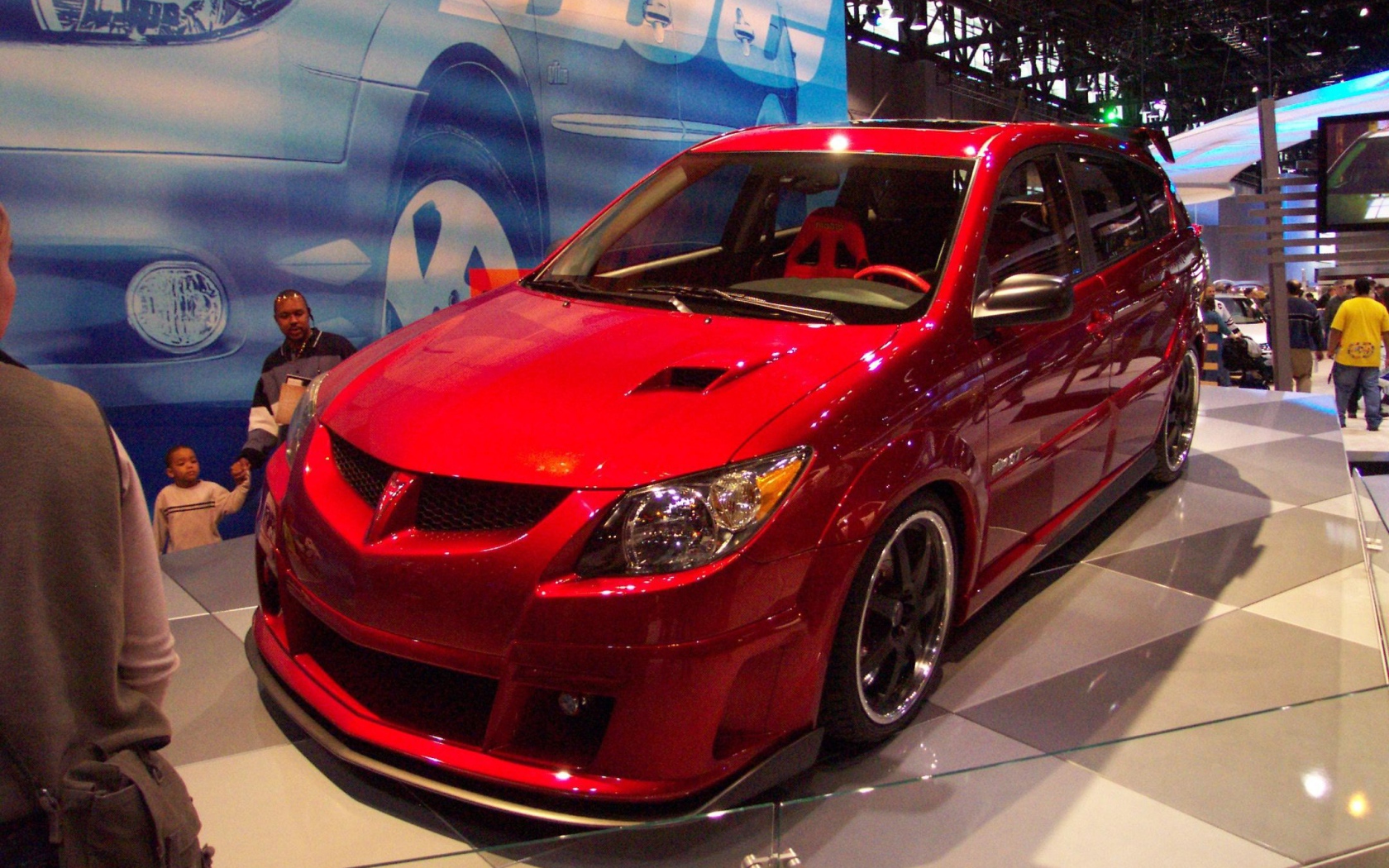 Красивый автомобиль Pontiac Vibe в Москве