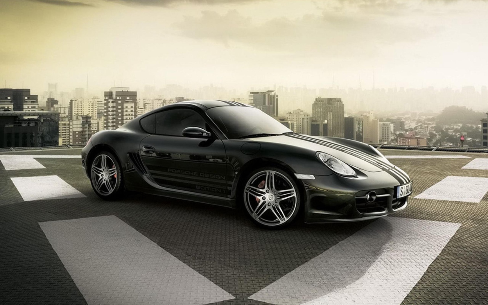 Порш Кайман на вертолетной площадке