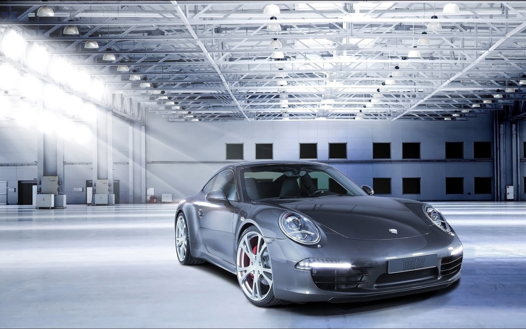 Серебристый автомобиль Порш