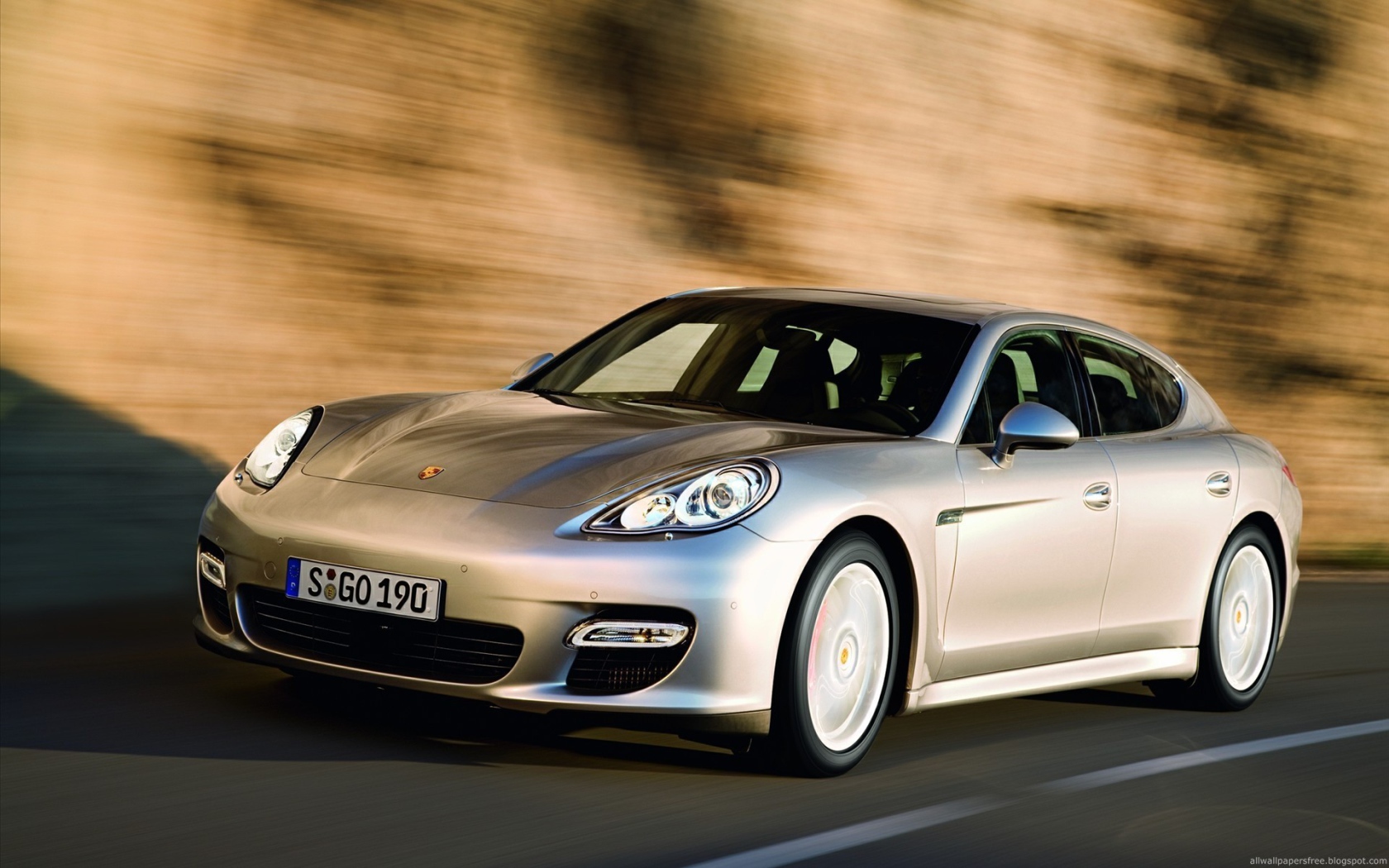 Серебристый Порш на дороге