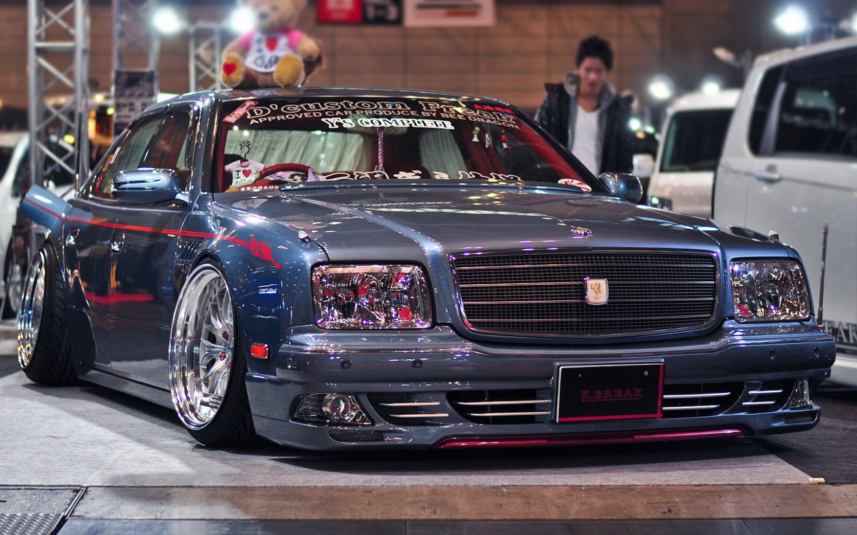 Автомобиль с мишкой на крыше