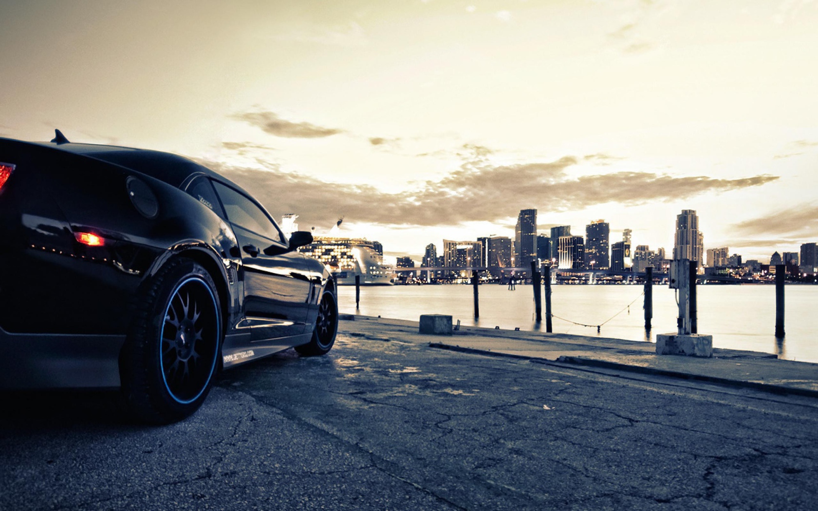 Спортивный автомобиль на фоне города