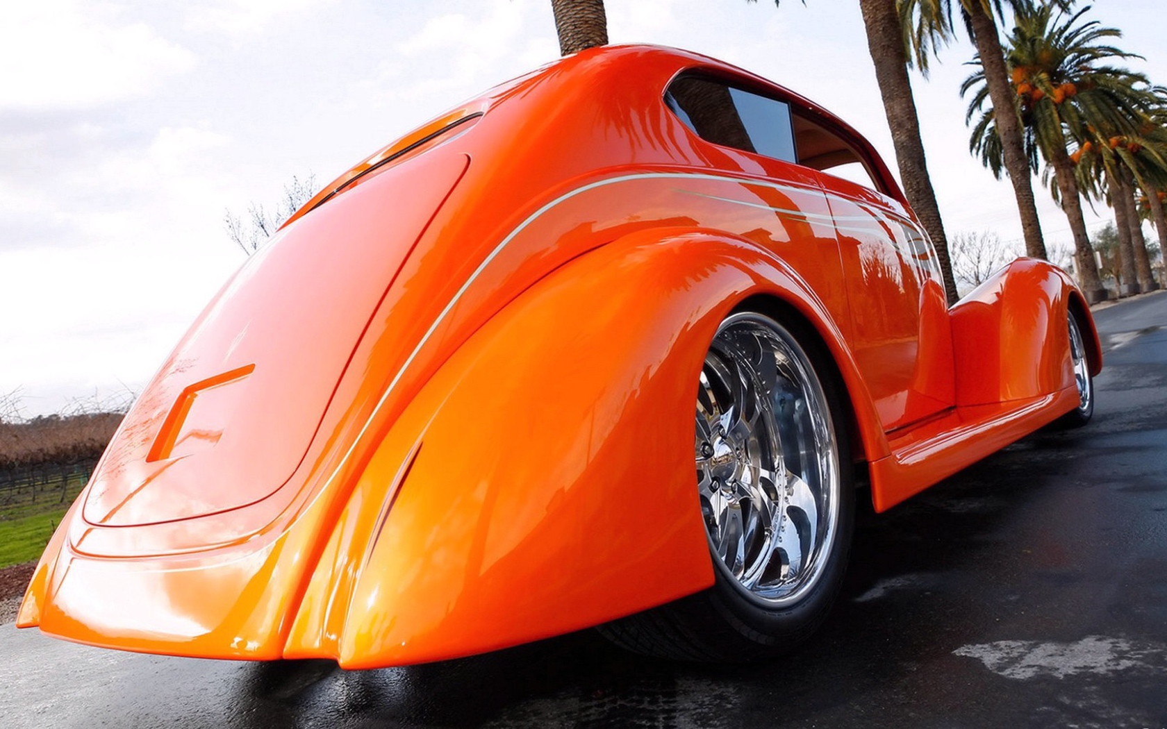 Старинный оранжевый автомобиль