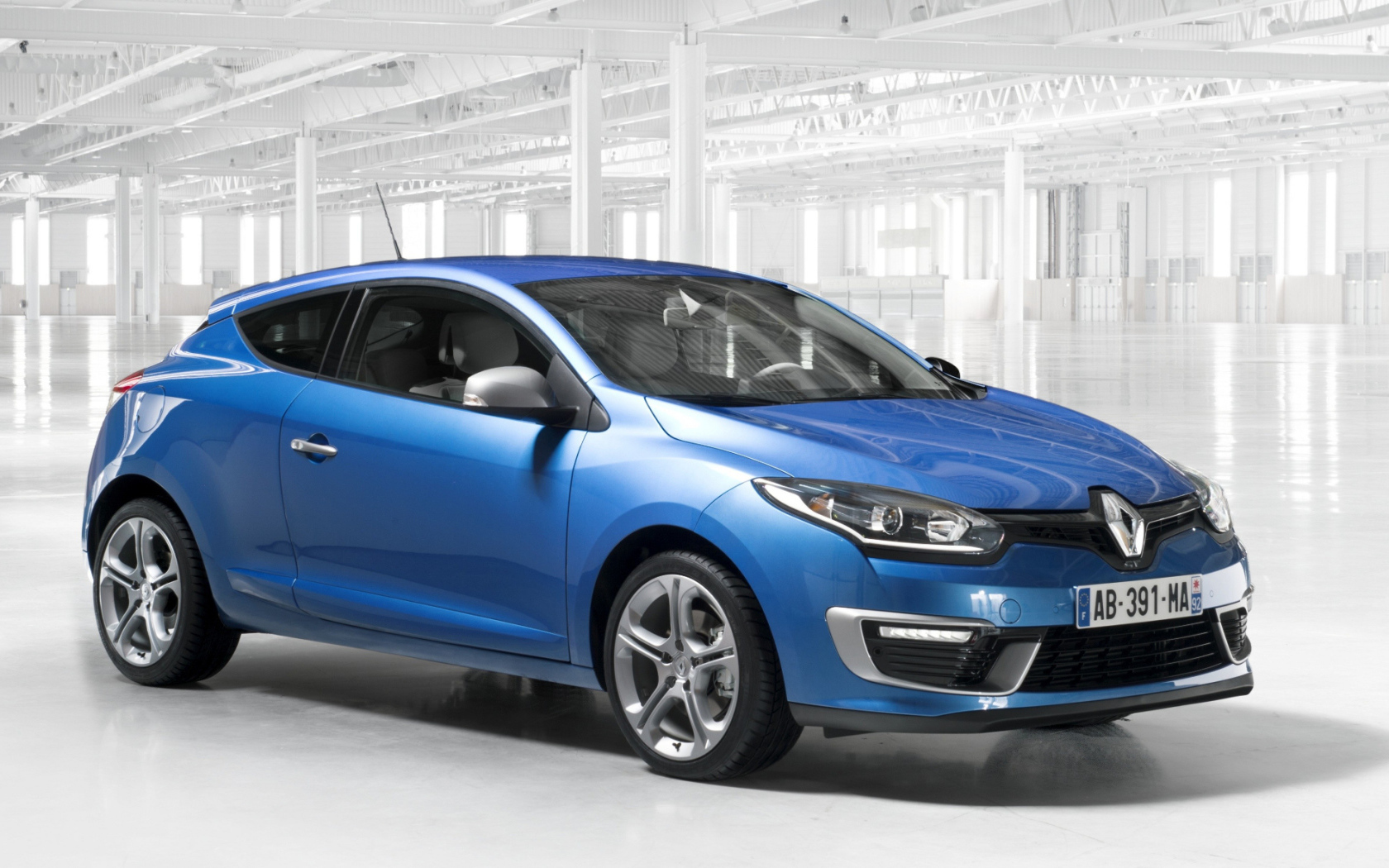 Автомобиль Renault Megane 2014 на дороге