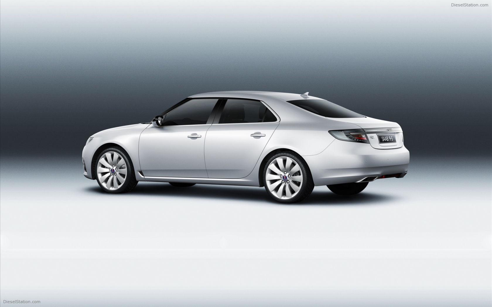  Автомобиль Saab 9-5 на дороге