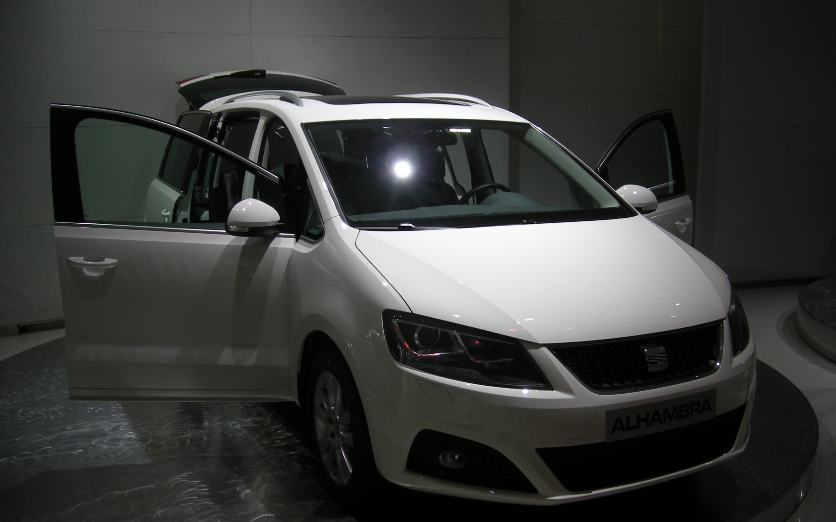 Красивый автомобиль Seat Alhambra