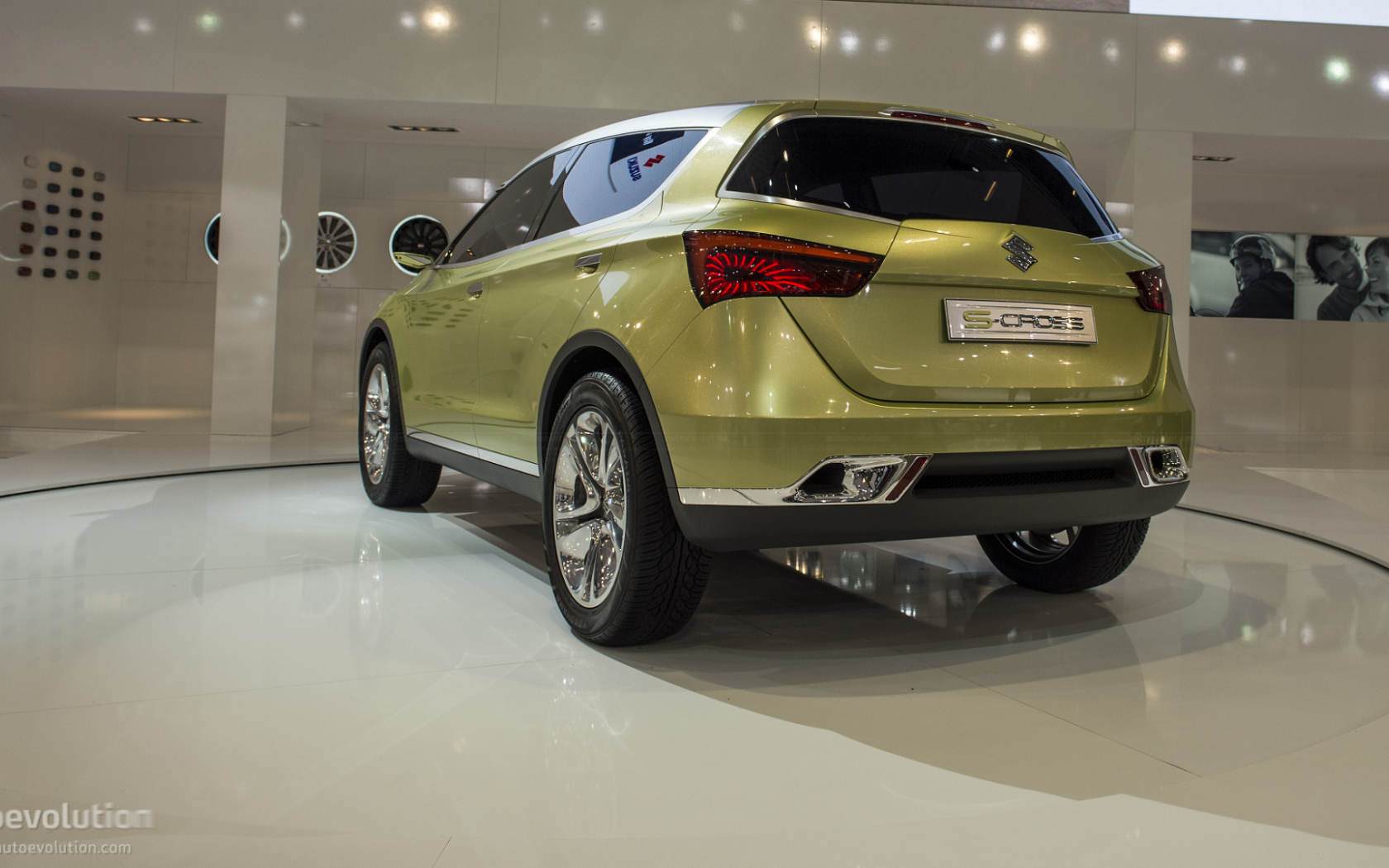 Красивый автомобиль Suzuki S-Cross 2014 в Москве