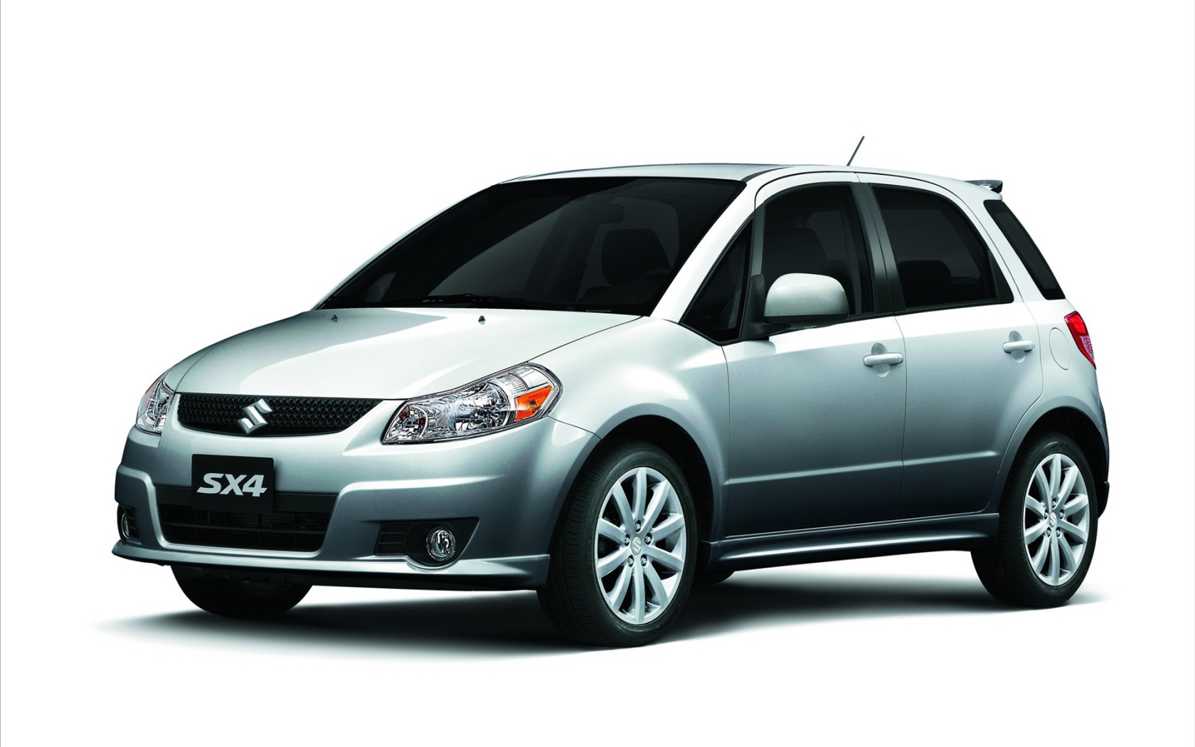 Красивый автомобиль Suzuki SX4 в Москве