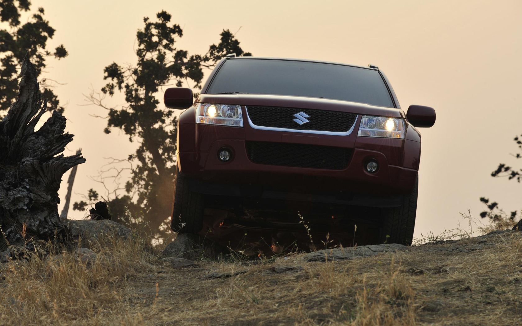 Автомобиль Suzuki Grand Vitara 2014 на дороге