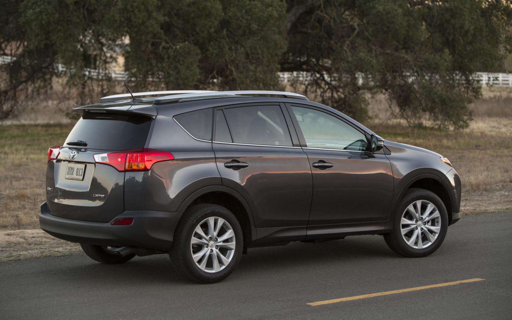 Автомобиль Toyota RAV4 на дороге