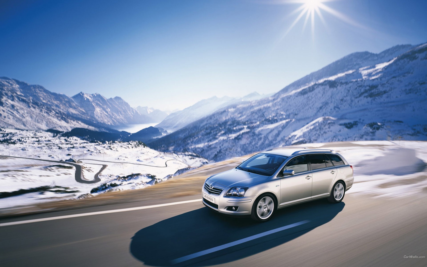 Тойота в заснеженных горах