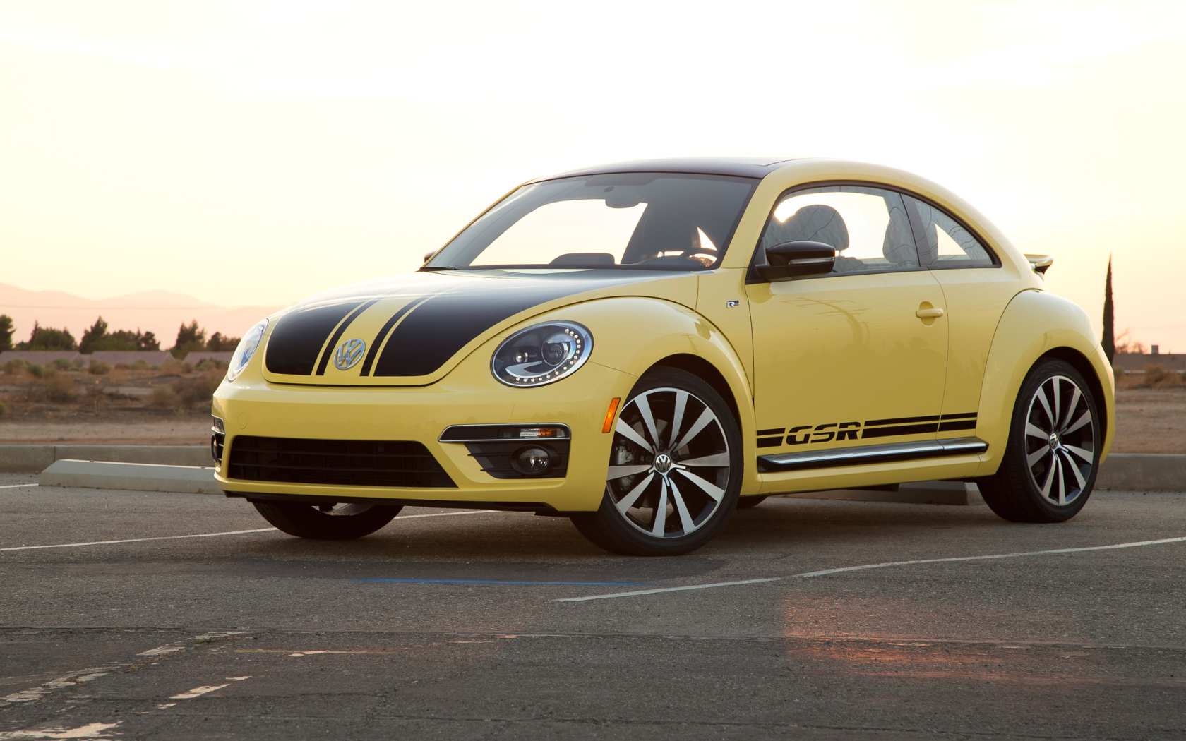 Автомобиль Volkswagen Beetle 2014 на дороге 