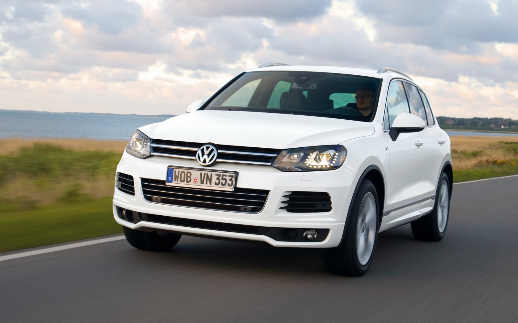 Красивый автомобиль Volkswagen Touareg