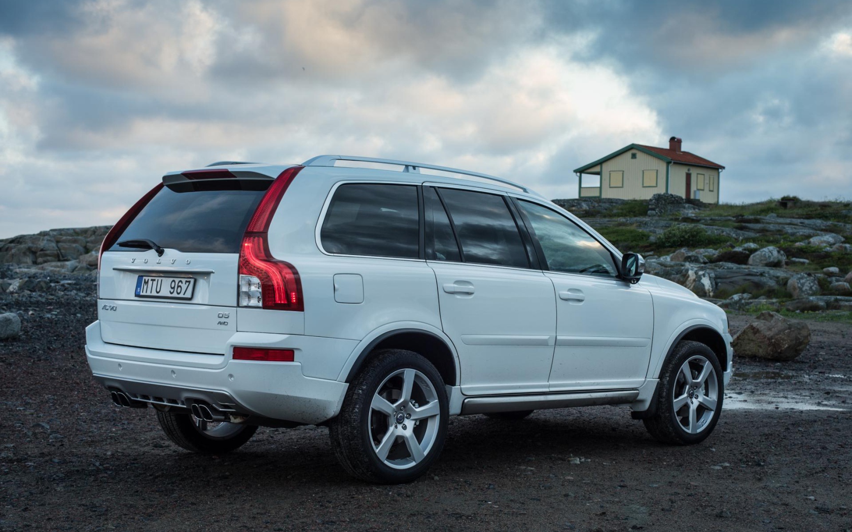 Красивый автомобиль Volvo  xc90 2014