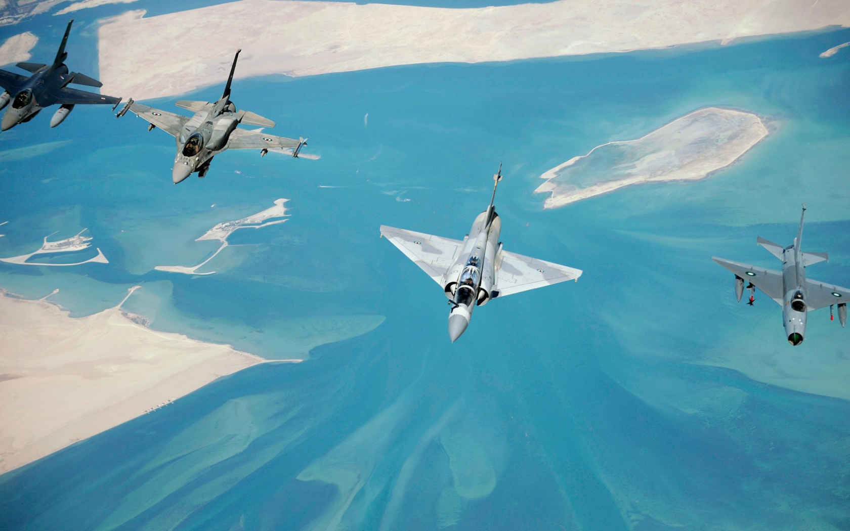 Разные типы истребителей над заливом