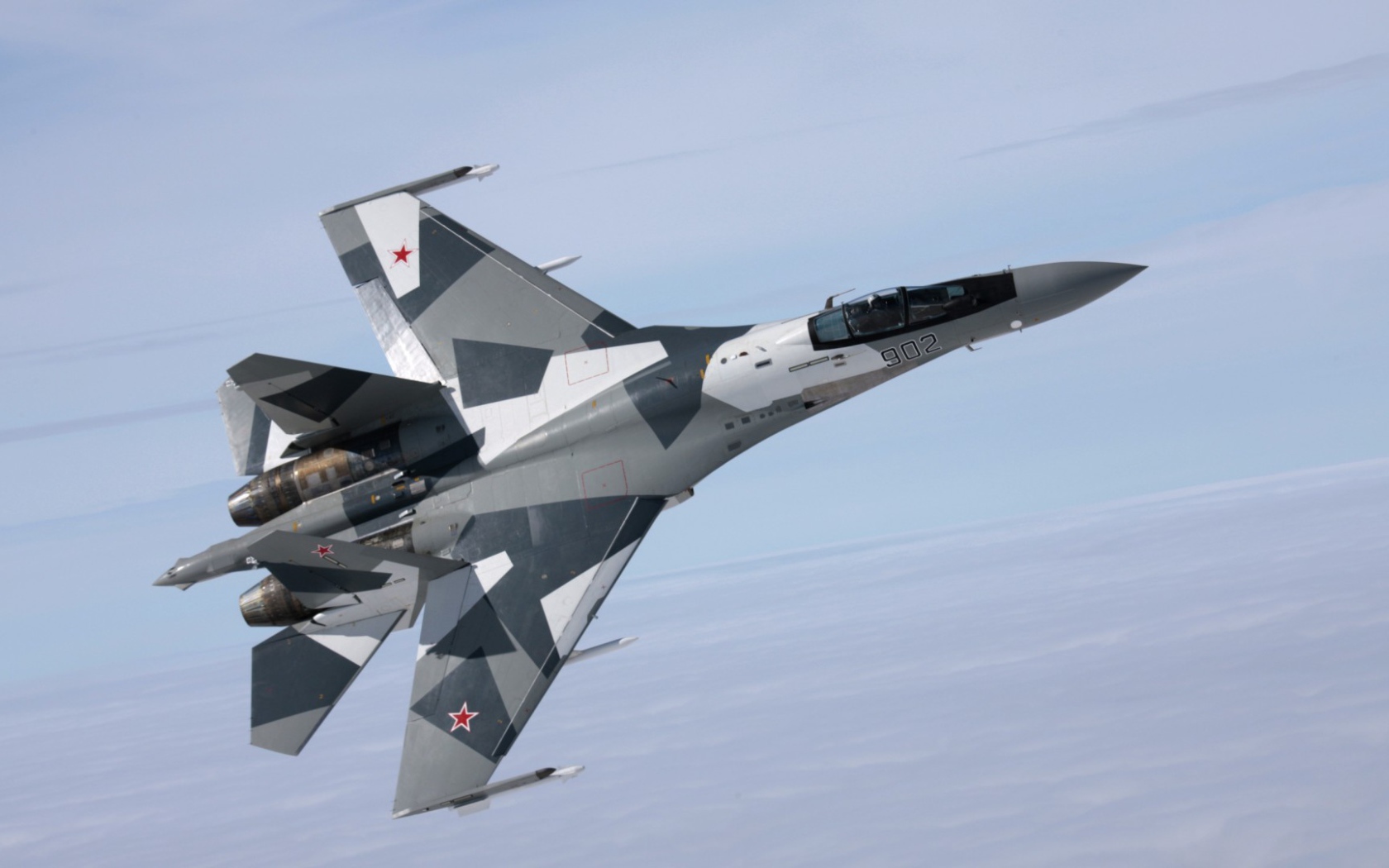 Российский истребитель в небе