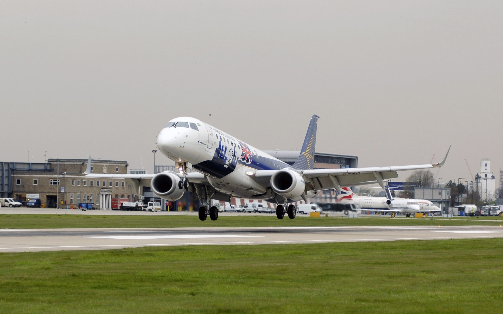 Самолет оторвался от земли