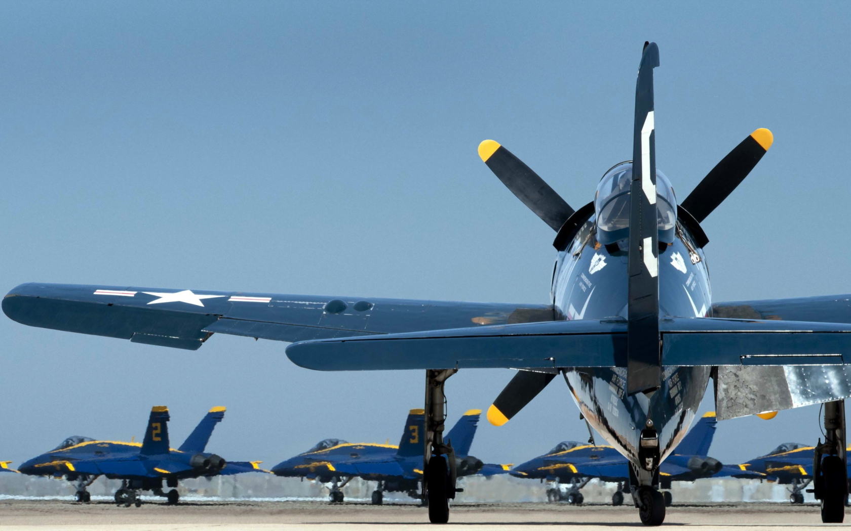 Военные самолеты на аэродроме