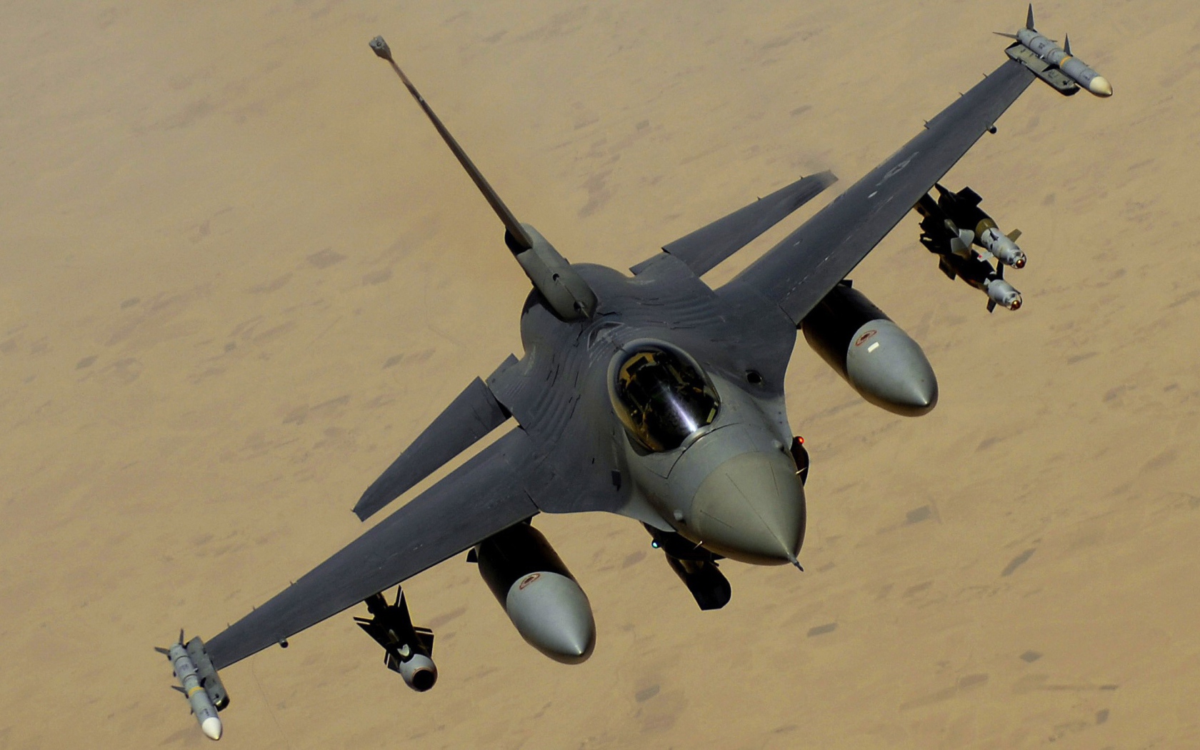 Военный самолет F-16 в полном вооружении