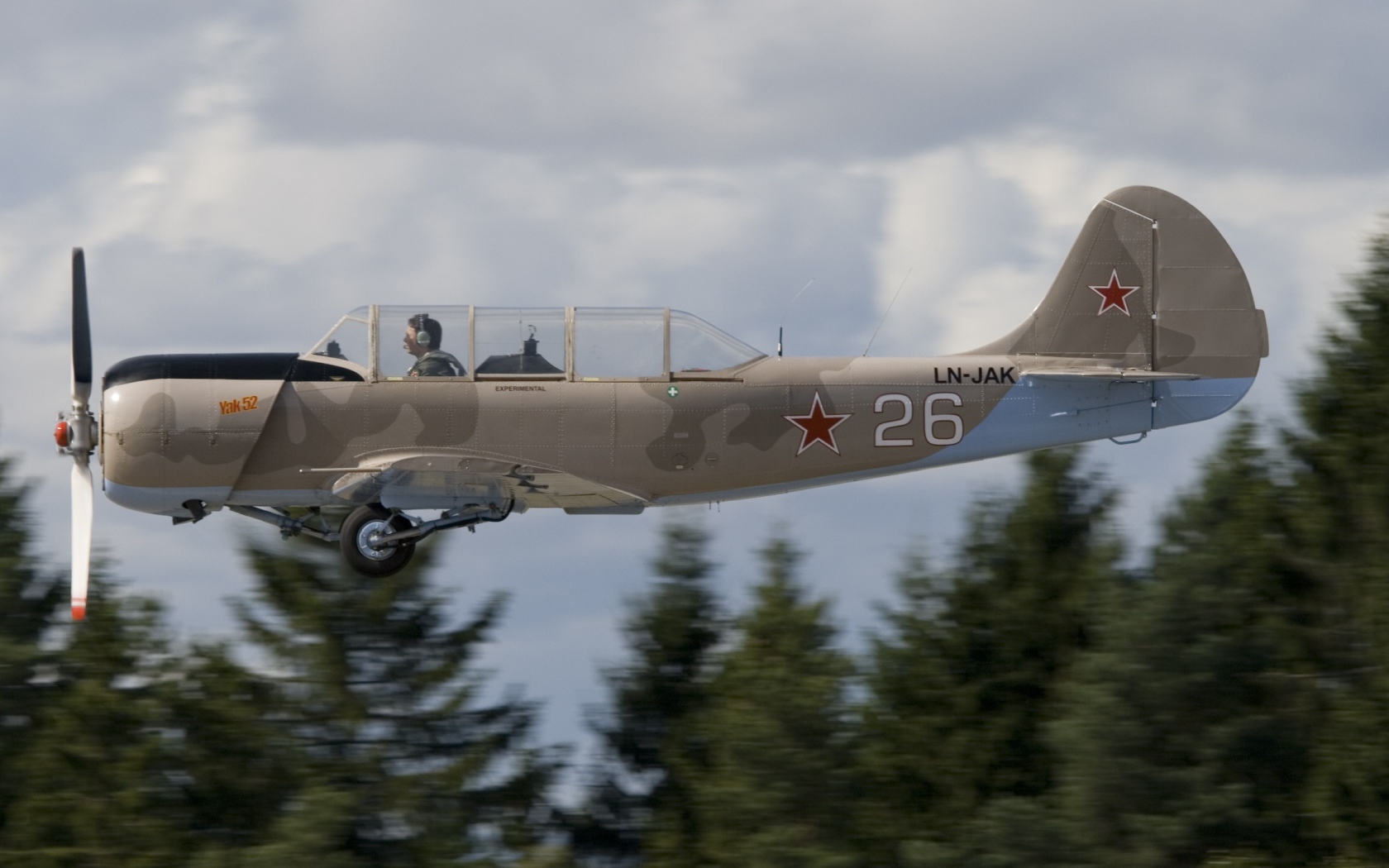 Русский самолет Як-52