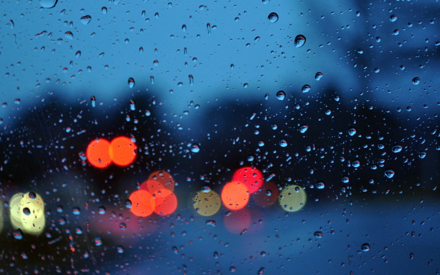 Капли и блики на стекле