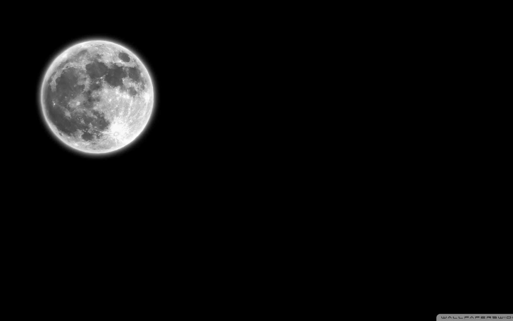 Луна на черных обоях