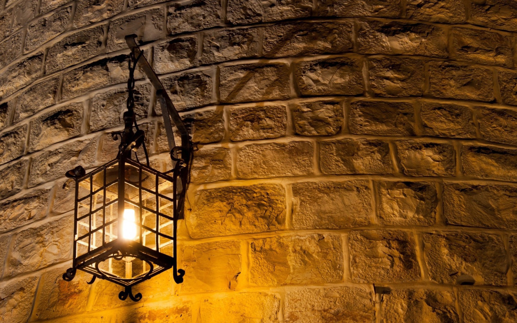 Фонарь на стене