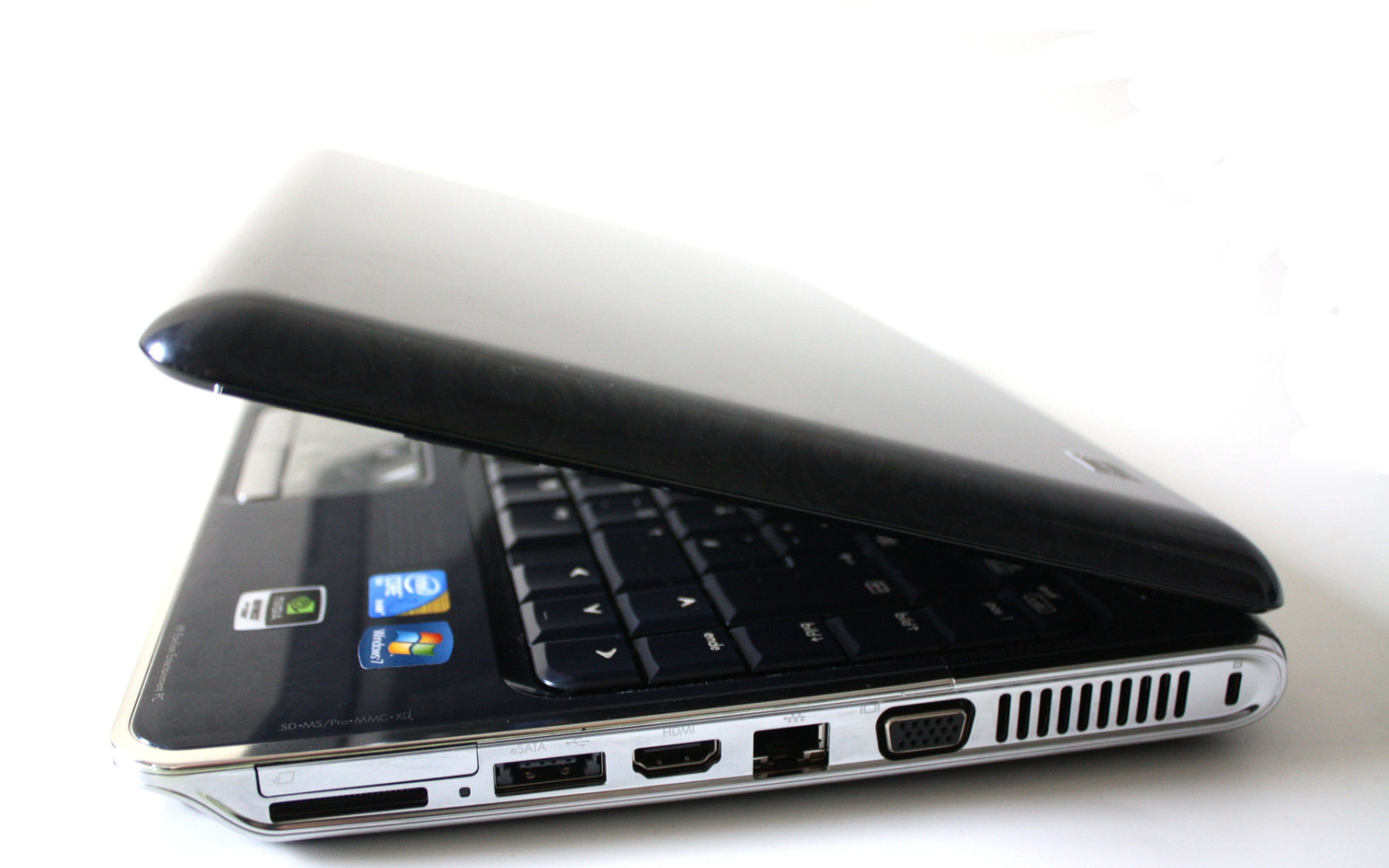 Приоткрытый ноутбук HP